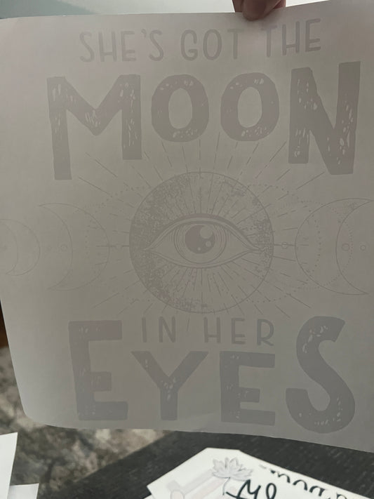 Moon in her eyes (white)