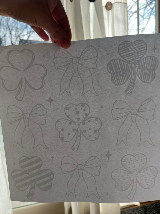 Clovers and bows (white)